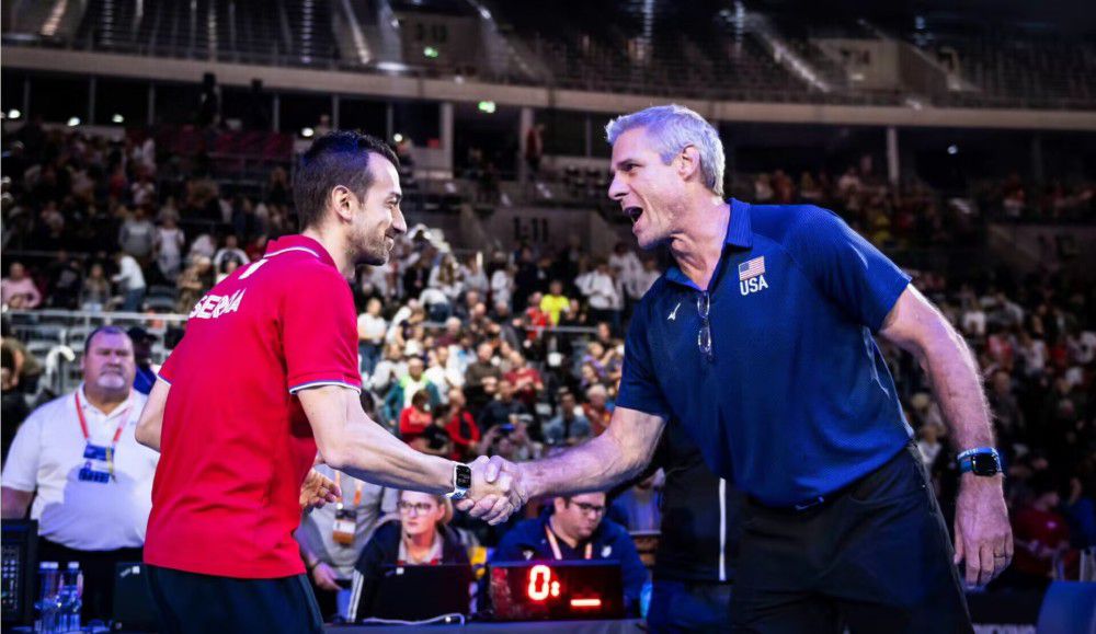 太阳大逆转险胜奇才 布克27+8普尔17中5NBA新赛季常规赛继续进行，菲尼克斯太阳队（14胜12负）止住连败。